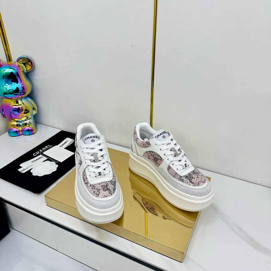 👟👟Ex-factory price 680👟👟 Upgraded version, upgraded version, upgraded version! No rebuttal accepted! ! ! ! Chanel Chanel panda shoes! 2025 counter's top casual sports shoes. This classic design; the upper is electro-embroidered with a variety of techniques; the outsole is fashionable and sporty; the unusual inclusion of a variety of color matching elements... The diversified mix and match is very good-looking and versatile, and can be used for leisure, fashion, sports, and outdoor... ꫛꫀꪝ Go➫ Materials: ❶Upper made of: original imported first-layer silk cowhide + original waterproof cloth + original first-layer cowhide ❷Inner lining: Original Yangli+Net ❸Outsole based on: Original TPU combination outsole Counter boutique packaging complete set for women 35–41 👉 👉 👉 👉 👉 👉 👉